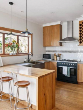 600m to CBD - Riverfront Home